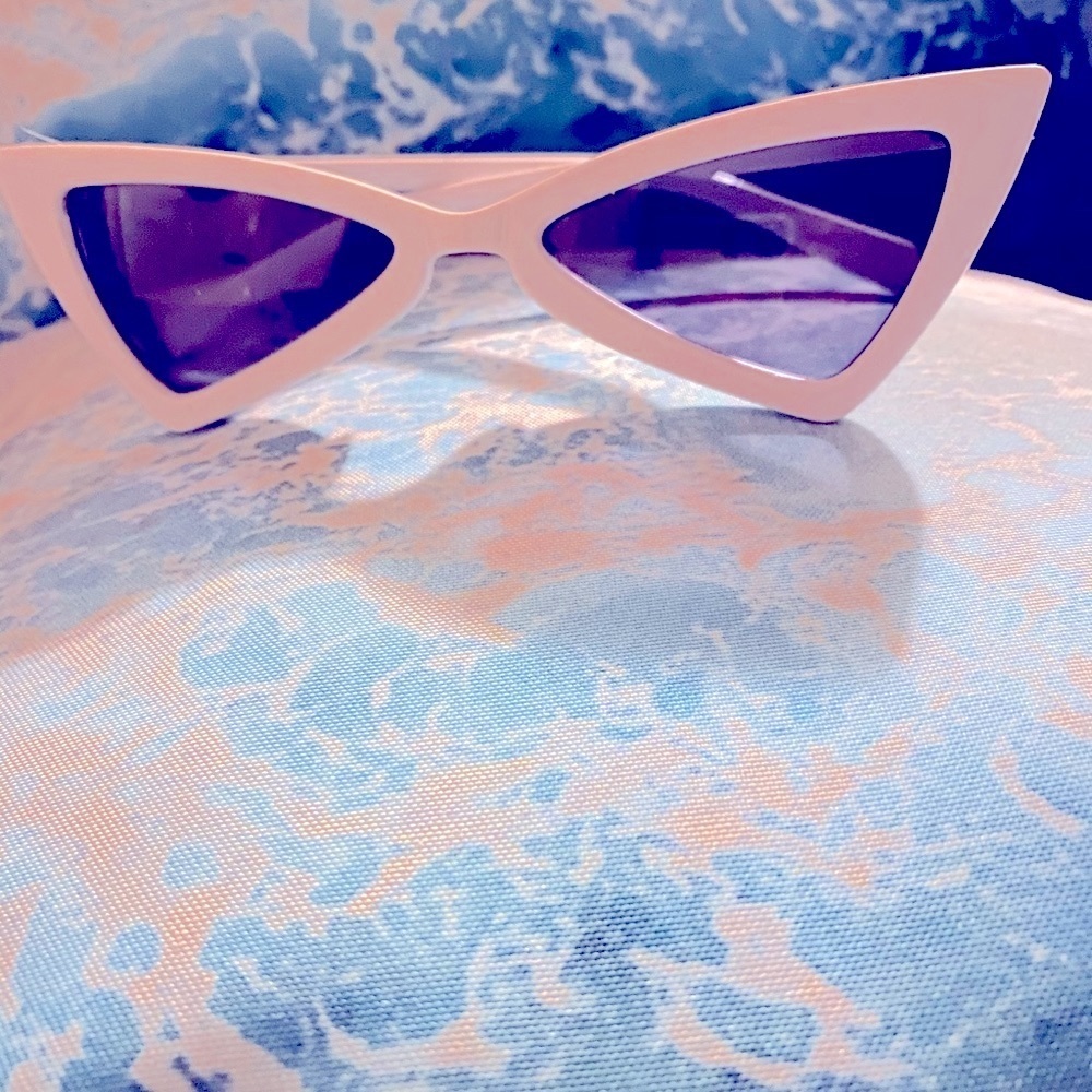 NEW WHITE TRIANGLE SUNGLASSES - Picture 1 of 1